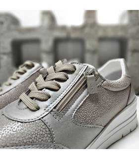 Detalle de cordones y cremallera del zapato dorado mujer Lumel