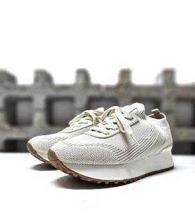 Zapatillas Moore Yumas blanca mujer vista en ángulo medio con diseño ligero y moderno
