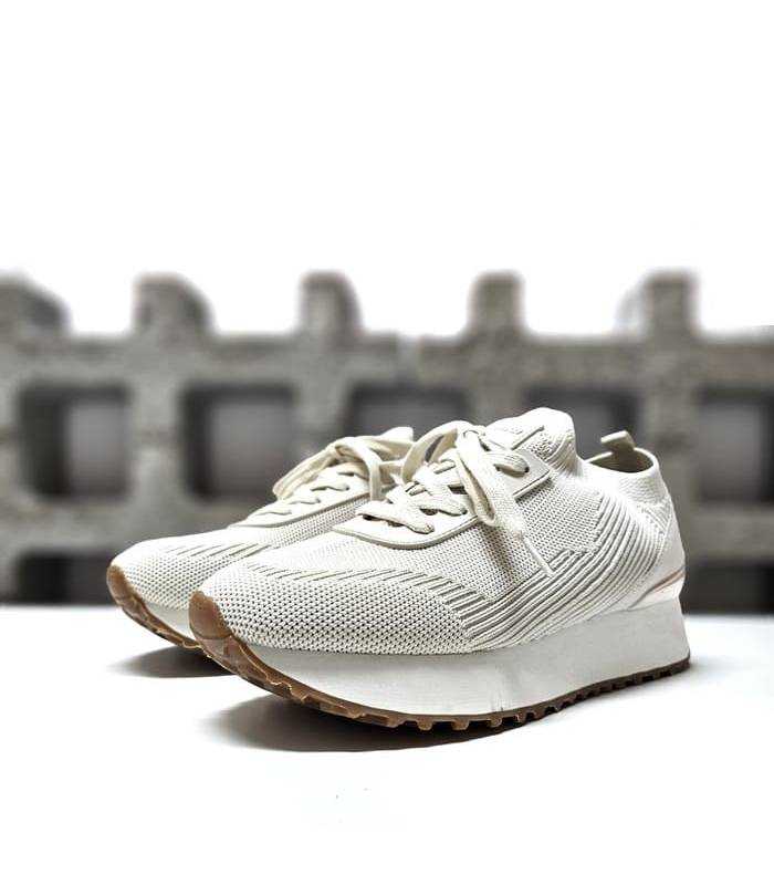 Zapatillas Moore Yumas blanca mujer vista en ángulo medio con diseño ligero y moderno