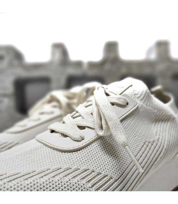 Detalle del cierre con cordones de la zapatilla deportiva Moore blanca de Yumas para mujer