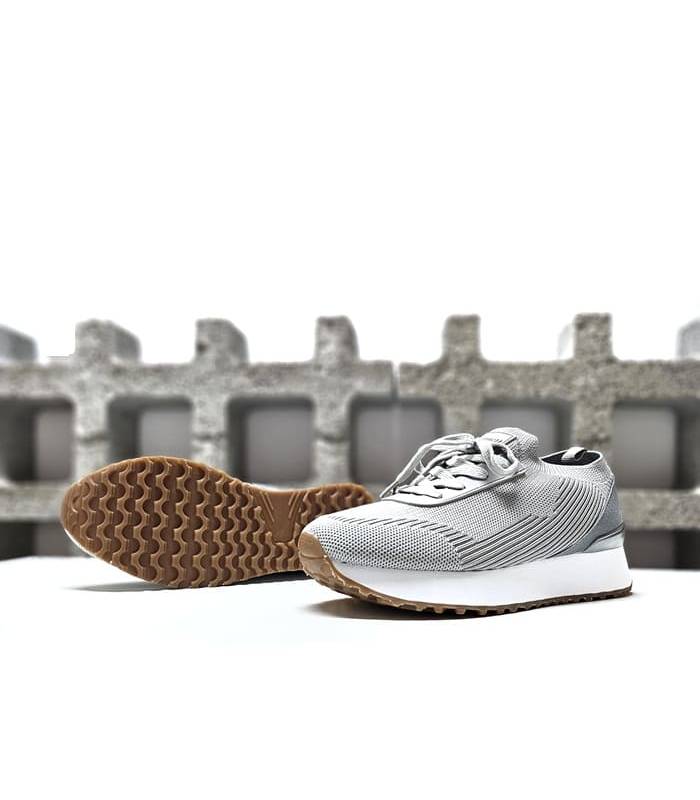 Suela antideslizante en cuña baja de la zapatilla gris Moore de Yumas para mujer