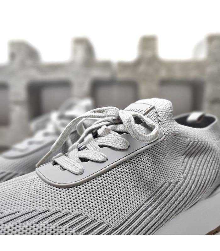 Cordones ajustables de la zapatilla deportiva Moore gris mujer Yumas con tejido elástico