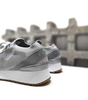 Parte trasera acolchada de la zapatilla gris Moore de Yumas mujer con detalle de refuerzo