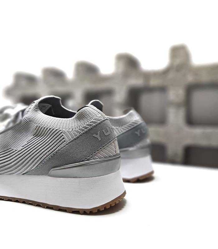 Parte trasera acolchada de la zapatilla gris Moore de Yumas mujer con detalle de refuerzo