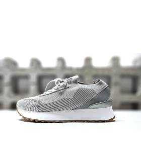 Zapatilla deportiva mujer gris Moore de Yumas vista lateral con cuña baja y textil flexible