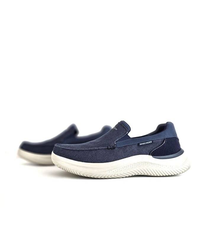Vista de los dos perfiles del zapato de verano azul de Skechers