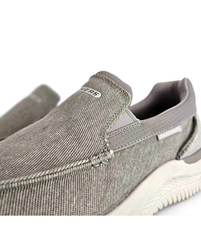 Detalle de los elásticos laterales del mocasín dpoetivo azul de Skechers