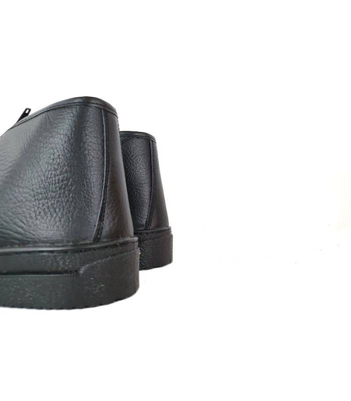 Vista trasera de bota de piel negra con forro interior de hombre fabricada por Cruan