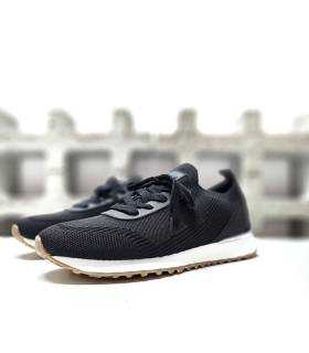Deportivos ligeros hombre Yumas negro con diseño tipo calcetín visto en ángulo semiperfil