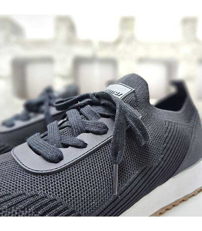 Detalle de los cordones y tejido textil del deportivo hombre Foxx de Yumas