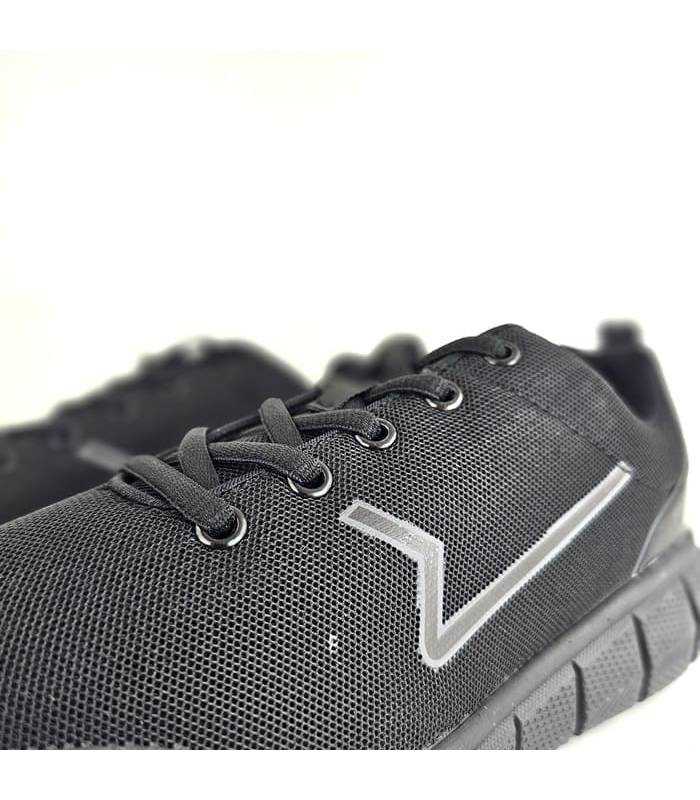 detalle cordones deportivos trabajo mujer Paredes