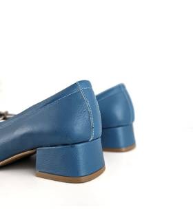 Detalle del tacón medio forrado en piel del zapato Lulu azul de Nival