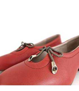 Detalle del lacito en el empeine del zapato Lulu rojo anaranjado de Nival