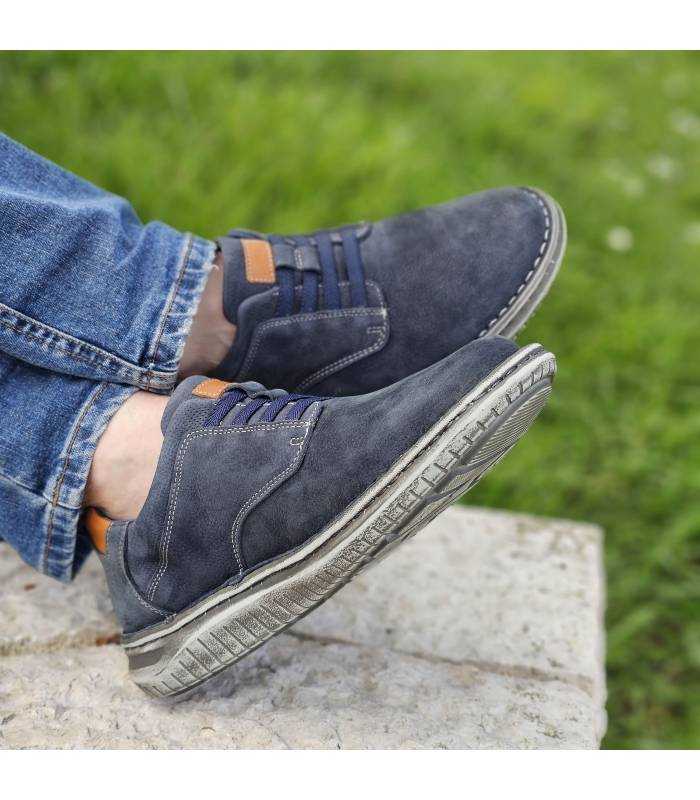 pies cruzados con los zapatos azules de Zen puestos