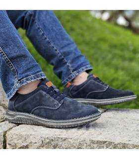 hombre posando con los zapatos azules de Zen combinados con vaqueros