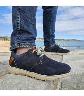 hombre posando con los zapatos de cordones azules de Zen