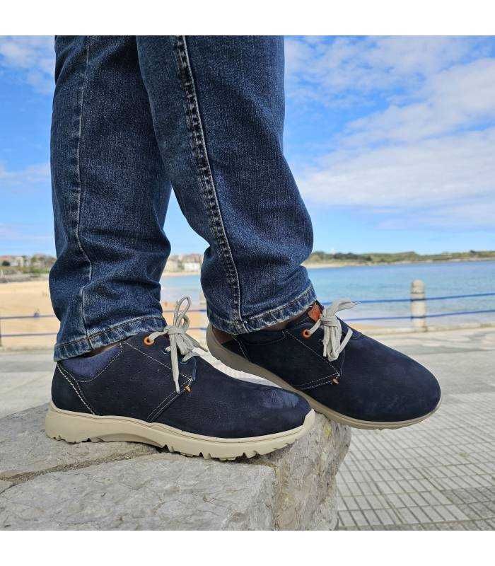 modelo posando con vaqueros con los zapaos cómodos azules de Zen