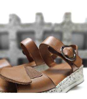 Detalle cierre velcro y hebilla sandalias piel marrón Vicmart