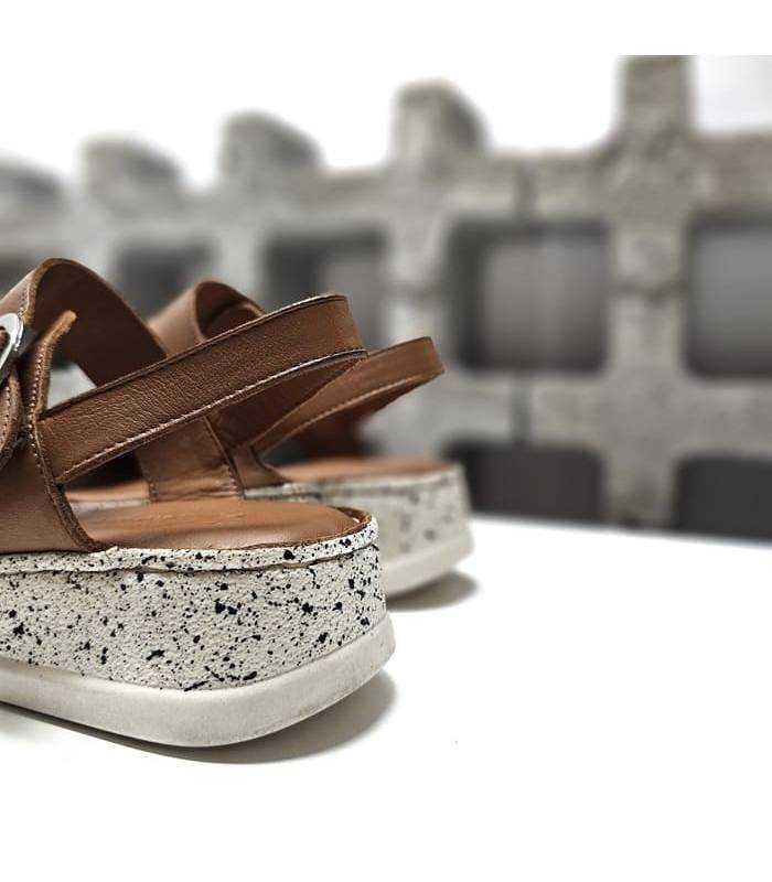 Sandalias plataforma piel marrón detalle talón Vicmart