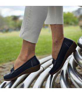 vista de perfil de los mocasines con cuña azules puestos