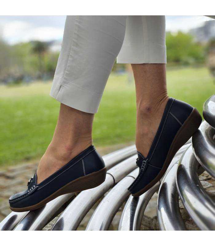 vista de perfil de los mocasines con cuña azules puestos