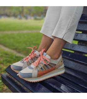 pies juntos con la zapatilla deportiva mujer Gadot