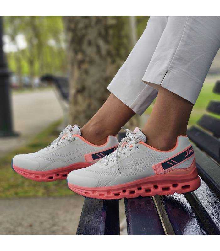 Zapatillas running mujer J'hayber blanco puesto en modelo