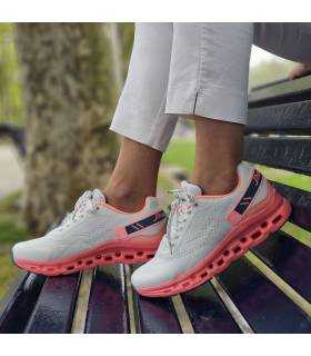 Zapatillas running mujer J'hayber puesto combinado con pantalón blanco