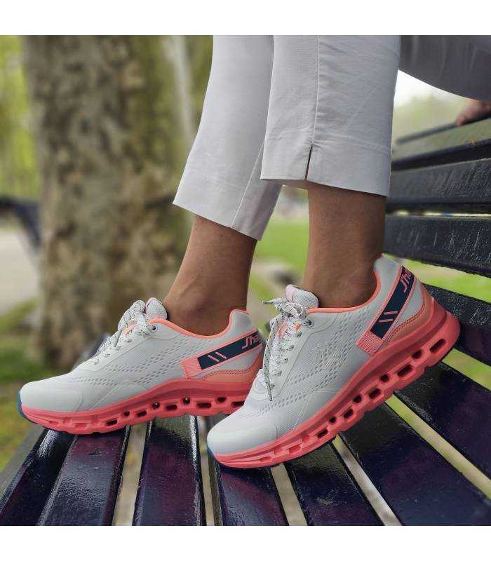 Zapatillas running mujer J'hayber puesto combinado con pantalón blanco