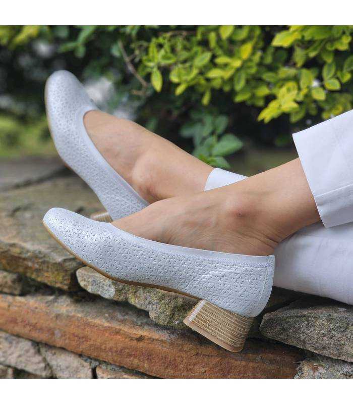 Pies cruzados con Zapato salón ancho mujer puestos