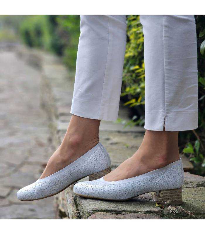 Zapato salón ancho mujer puestos en modelo