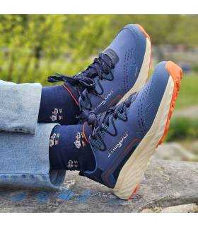 pies cruzados con Zapatilla senderismo hombre Chantal azul puestos