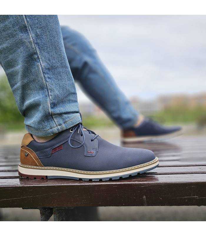 Hombre con el zapato cordones hombre azul perfil piel picada Liberto puesto