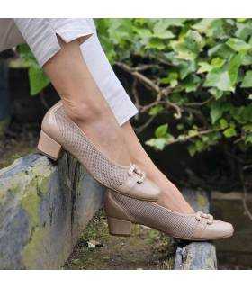 Modelo posando con zapato horma ancho bonito con tacón bajo beige charol de Cutillas