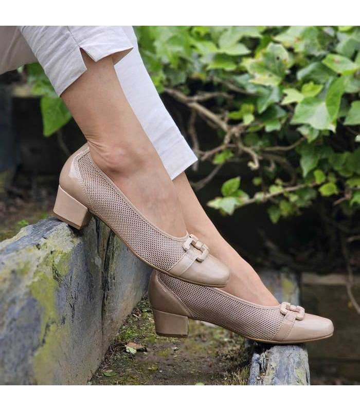 Modelo posando con zapato horma ancho bonito con tacón bajo beige charol de Cutillas