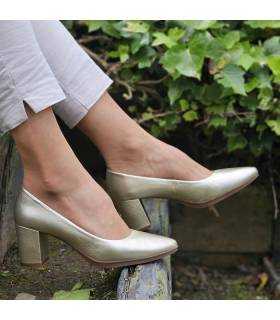 modelo posando con los zapatos cómodos de Mimao dorados