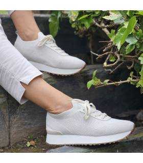 Zapatilla Moore Yumas blanca mujer  puesta en modelo