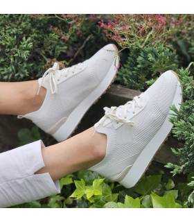 modelo luciendo las Zapatillas Moore Yumas blanca mujer