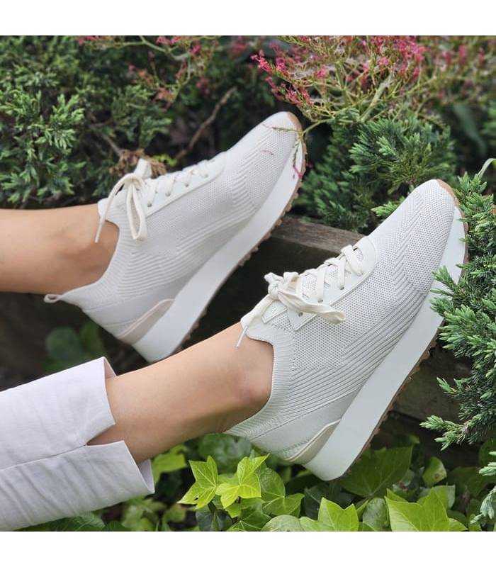 modelo luciendo las Zapatillas Moore Yumas blanca mujer