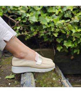 mocasín mujer cuña Flex & Go en piel beige, vista lateral puesto e los pies