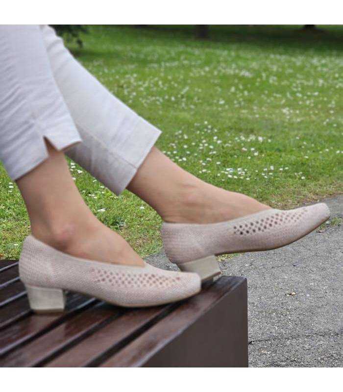 mujer posando con el zapato salón mujer rejilla trenzada platino puesto