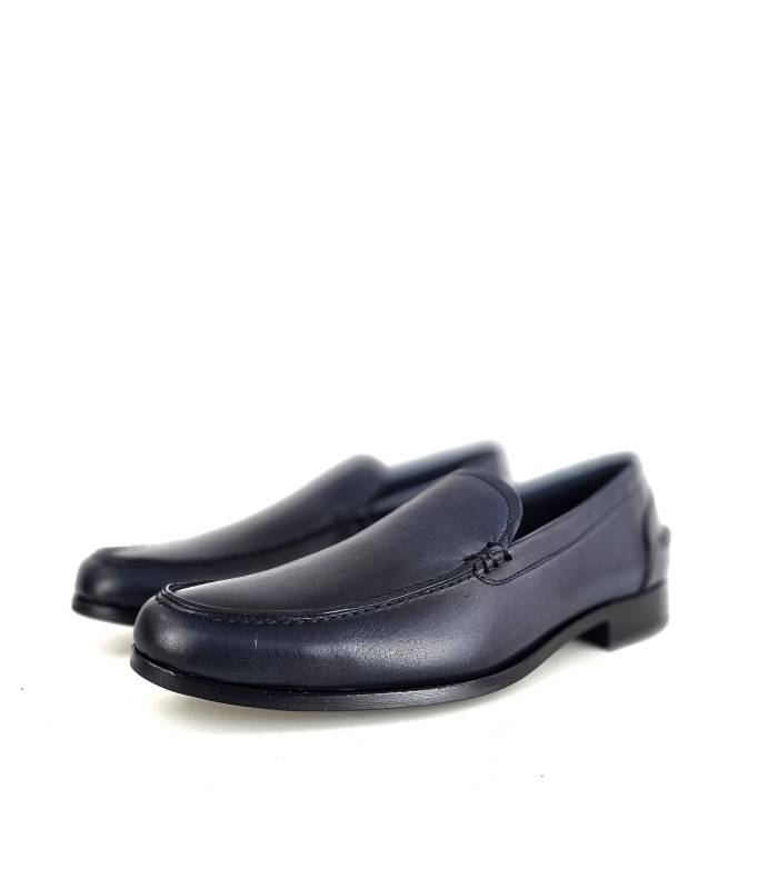 Foto de semiperfil:
"Líneas limpias y diseño atemporal de zapato azul, ideal para ceremonias."