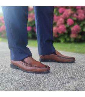 mocasín de piel marrón para hombre de Baerchi puesto en un hombre vestido de boda