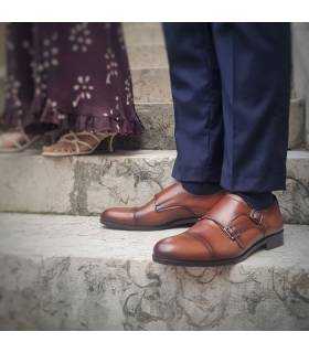 modelo luciendo con traje de invitado de boda los zapatos de piel con dos hebillas de Baerchi