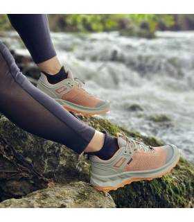 zapatillas trekking mujer Grisport Nomad impermeable  en modelo posando junto al rio