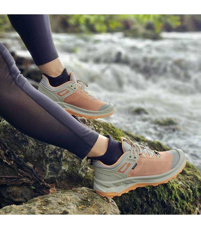 zapatillas trekking mujer Grisport Nomad impermeable  en modelo posando junto al rio
