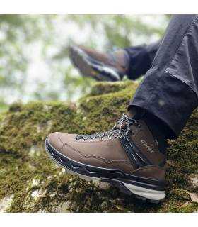 botas de senderismo de piel impermeables puestas en un hombr en unas rocas