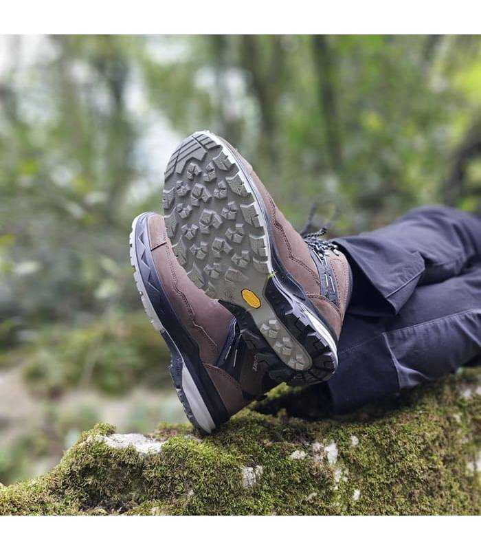 Vista de la suela delas botas marrones de senderismo de Grisport puestas