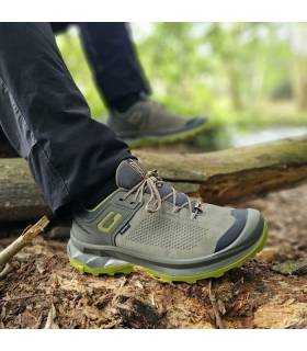 hombre posando con las zapatillas de senderismo con suela vibram en la naturaleza
