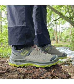 zapatillas de senderismo con membrana impermeable Gritex puestas en un hombre en el campo
